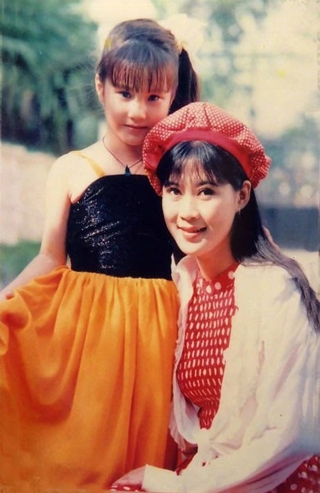 Bé gái chụp cùng 