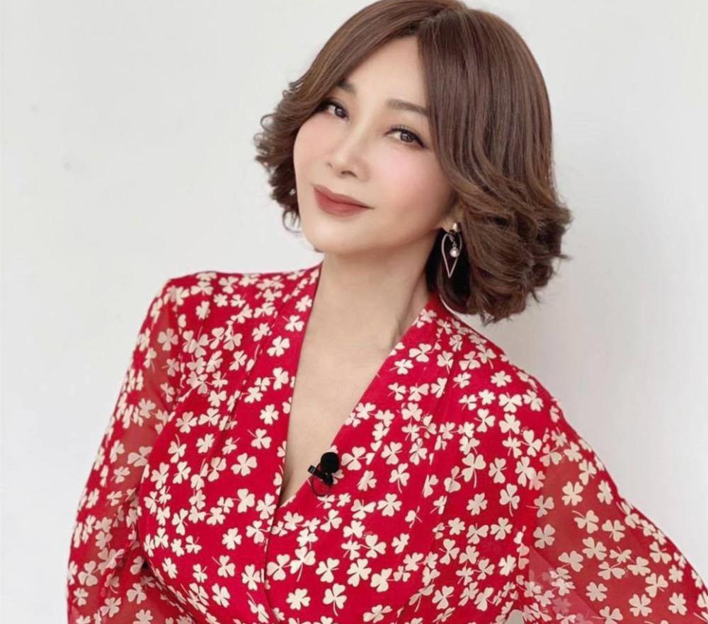 Mỹ nhân xứ Đài U70 vẫn trẻ trung như thiếu nữ: Sáng nào ngủ dậy cũng "bơm collagen" ngay với 1 loại nước kèm 1 thứ quả chợ Việt bán đầy quanh năm- Ảnh 2.
