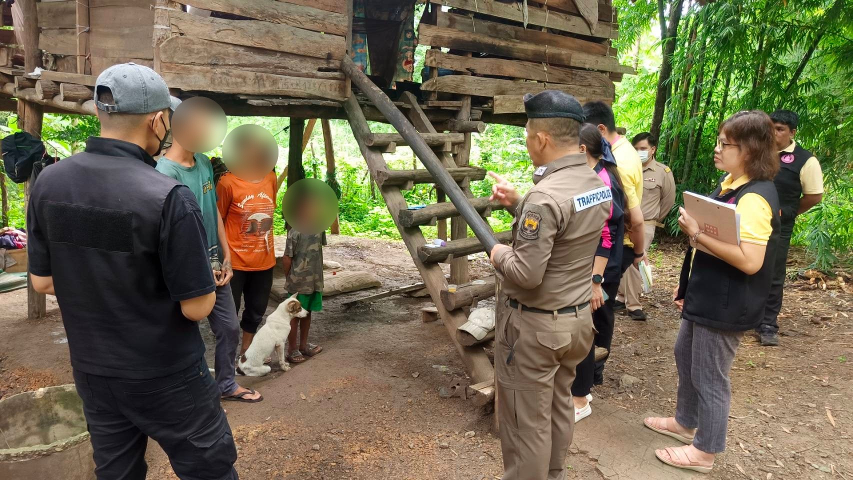 Chấn động: Bị mẹ bỏ rơi, bé trai 8 tuổi sống cùng đàn chó, không biết nói chuyện như người- Ảnh 2.