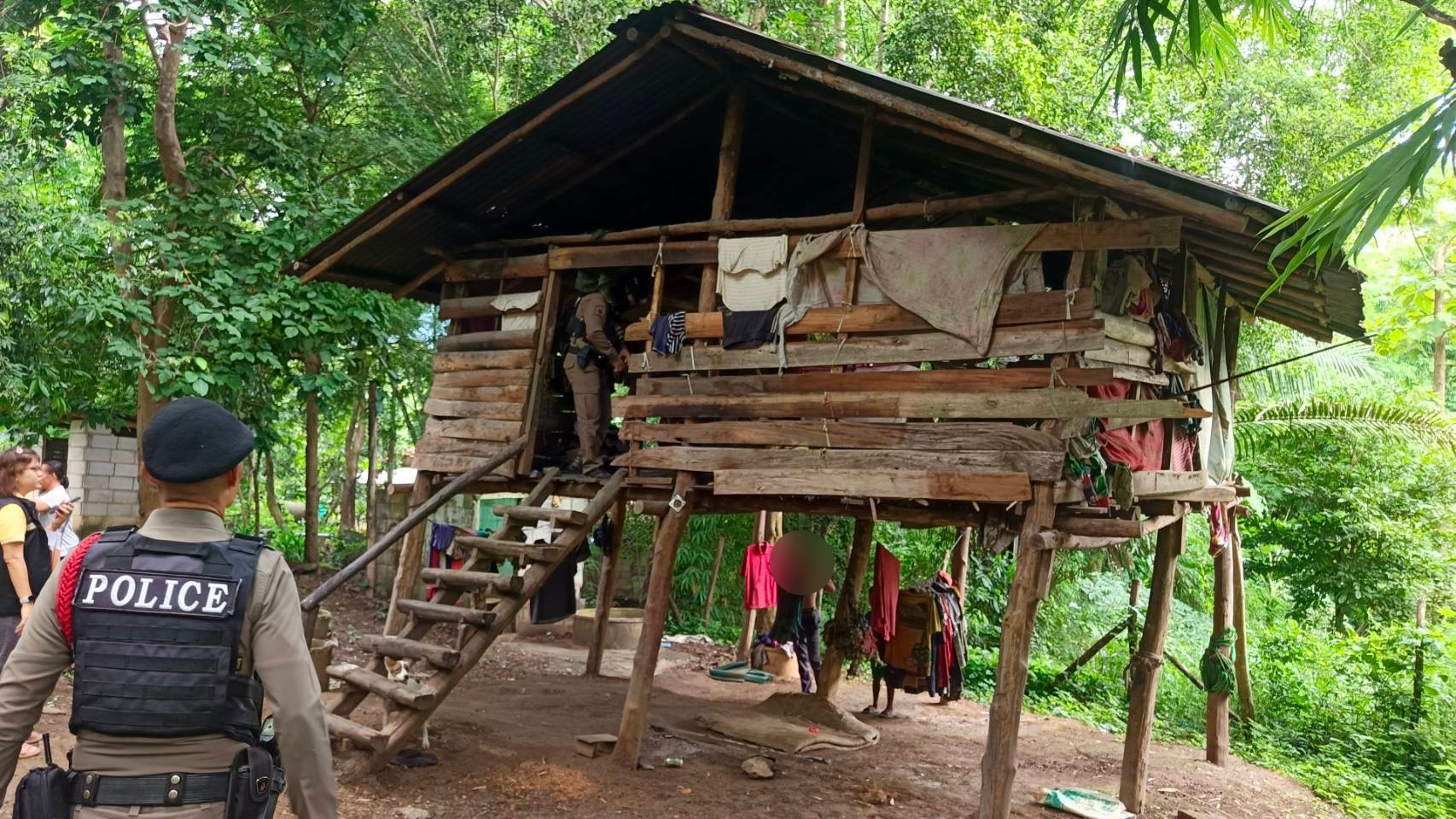 Chấn động: Bị mẹ bỏ rơi, bé trai 8 tuổi sống cùng đàn chó, không biết nói chuyện như người- Ảnh 1.