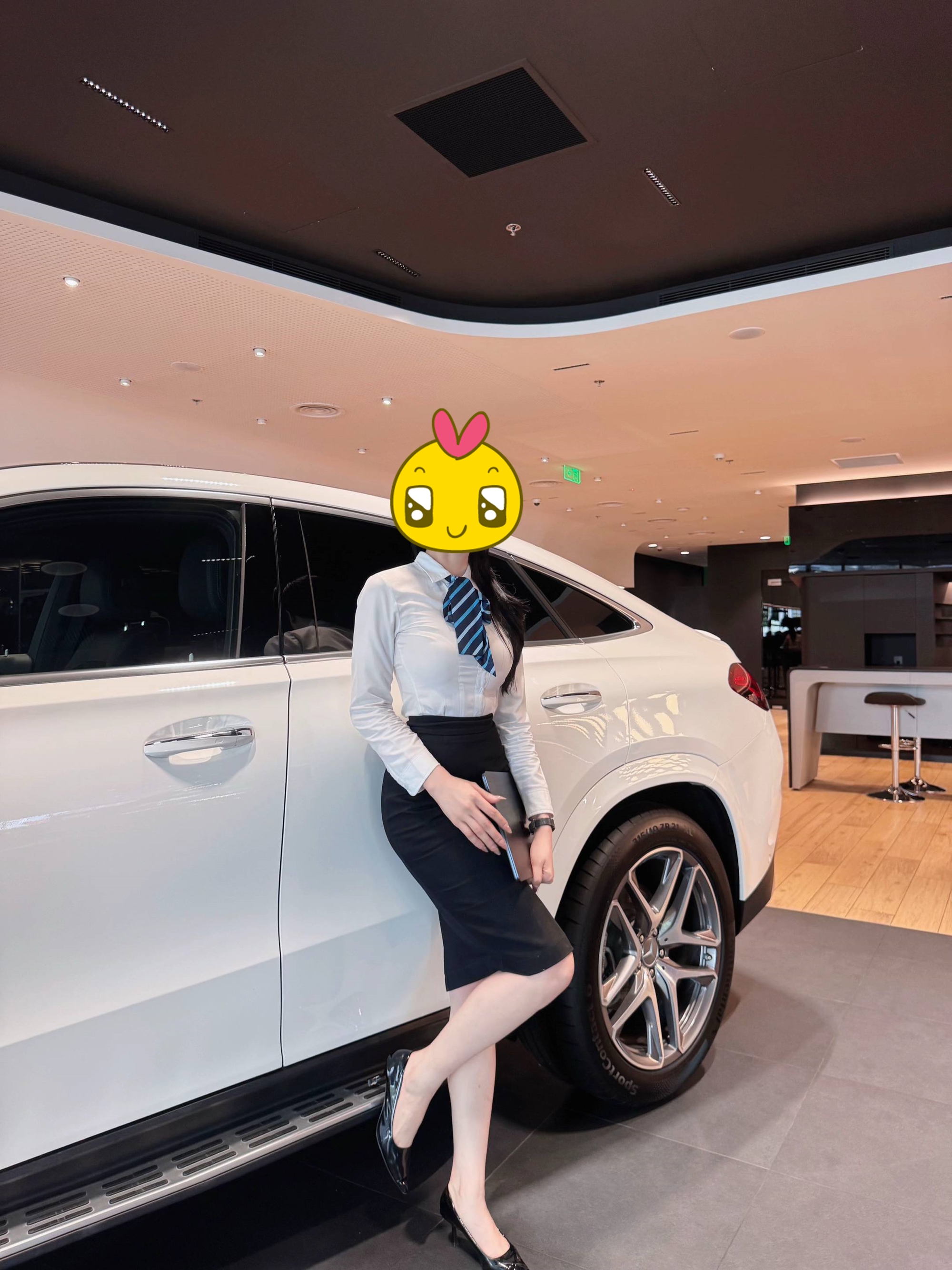 Sales nữ bán xe: Độ dài của chân váy thể hiện sự chuyên nghiệp và tôn trọng khách hàng?- Ảnh 6.