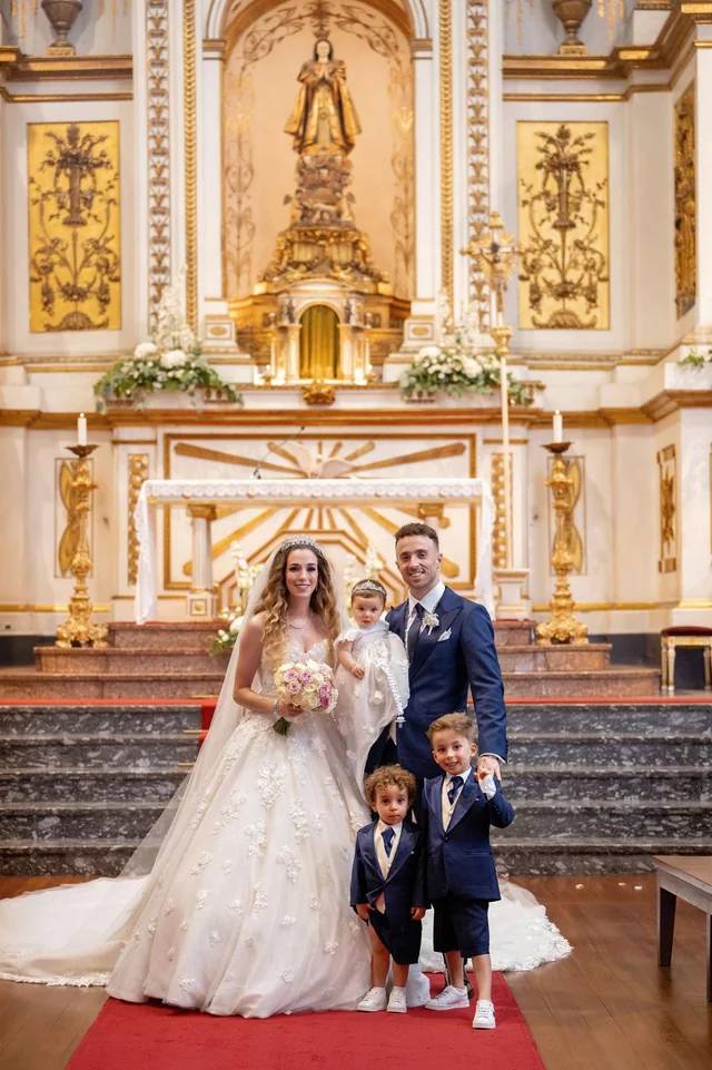 Tấm ảnh cưới hạnh phúc cuối cùng của Diogo Jota: Nụ cười rạng rỡ bên vợ con, ai ngờ 10 ngày sau đã mãi chia lìa- Ảnh 1.