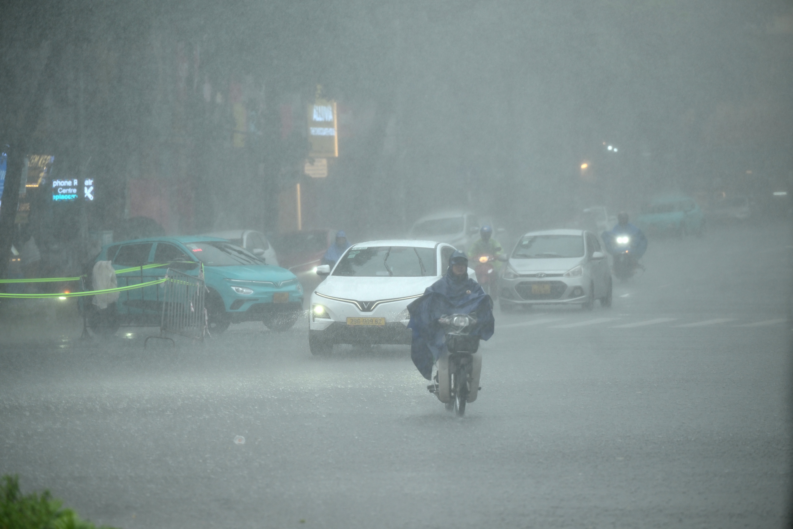 Hà Nội sáng nay sấm chớp đì đùng, người dân vất vả di chuyển dưới cơn mưa như trút- Ảnh 1.