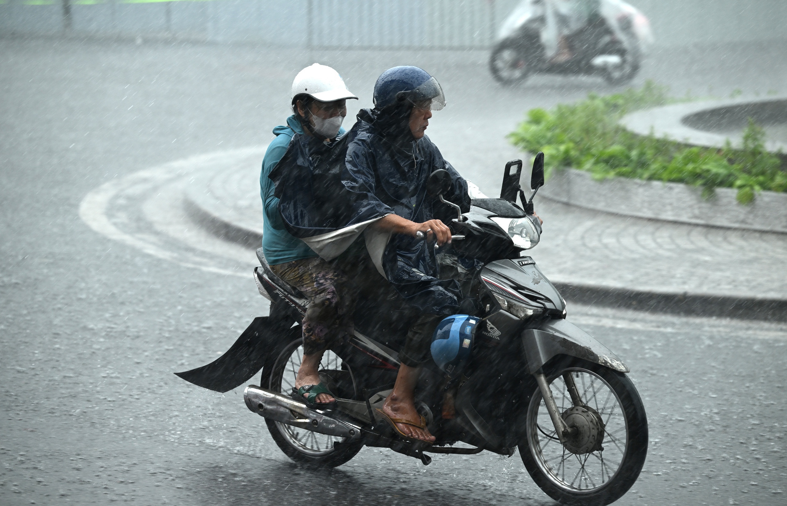 Hà Nội sáng nay sấm chớp đì đùng, người dân vất vả di chuyển dưới cơn mưa như trút- Ảnh 3.