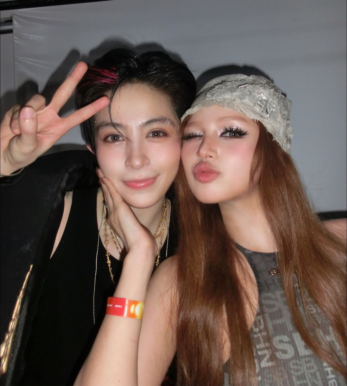 Xoài Non cả ngày tung hint như sắp cưới, Gil Lê: 