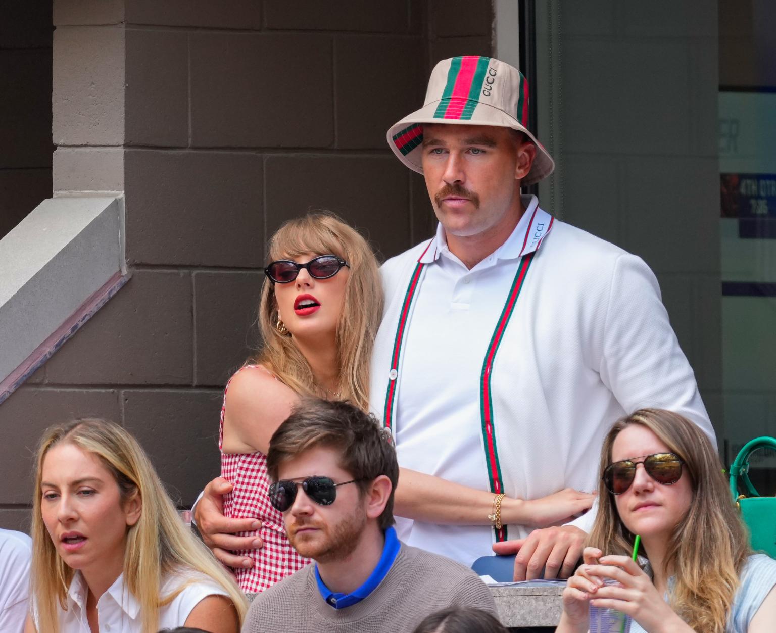 Làm bạn trai Taylor Swift khổ lắm, tất cả vì... một 
