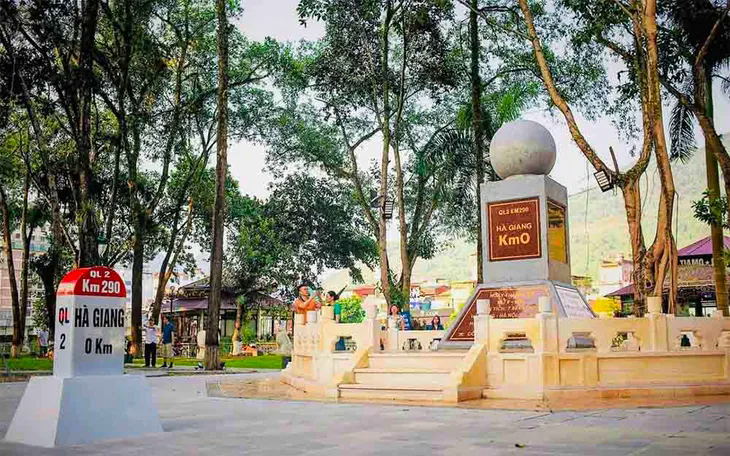 Cột mốc 0km và Km0 Hà Giang là địa điểm thu hút khách du lịch trong và ngoài nước mỗi khi đặt chân đến Hà Giang (cũ).  