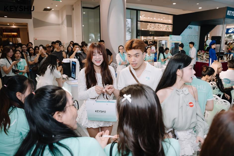 Ca sĩ Quân A.P và dàn TikToker đình đám hội tụ tại Keyshu Mega Beauty- Ảnh 8.