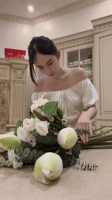 Dâu hào môn Hương Liên đứng cắm hoa cũng hút 1 triệu người xem, chị em tấp nập xin info 1 thứ- Ảnh 5.