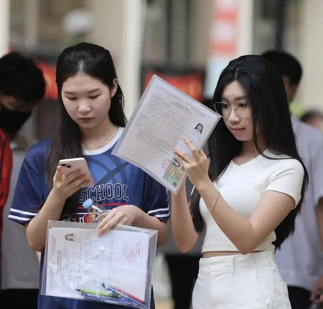 SAT 1500, IELTS 8.5 cũng lắc đầu với đề thi tốt nghiệp tiếng Anh- Ảnh 1.