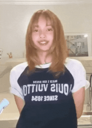 Lisa (BLACKPINK) lên tiếng về bức ảnh chảy máu tai gây hoang mang khắp MXH- Ảnh 2.