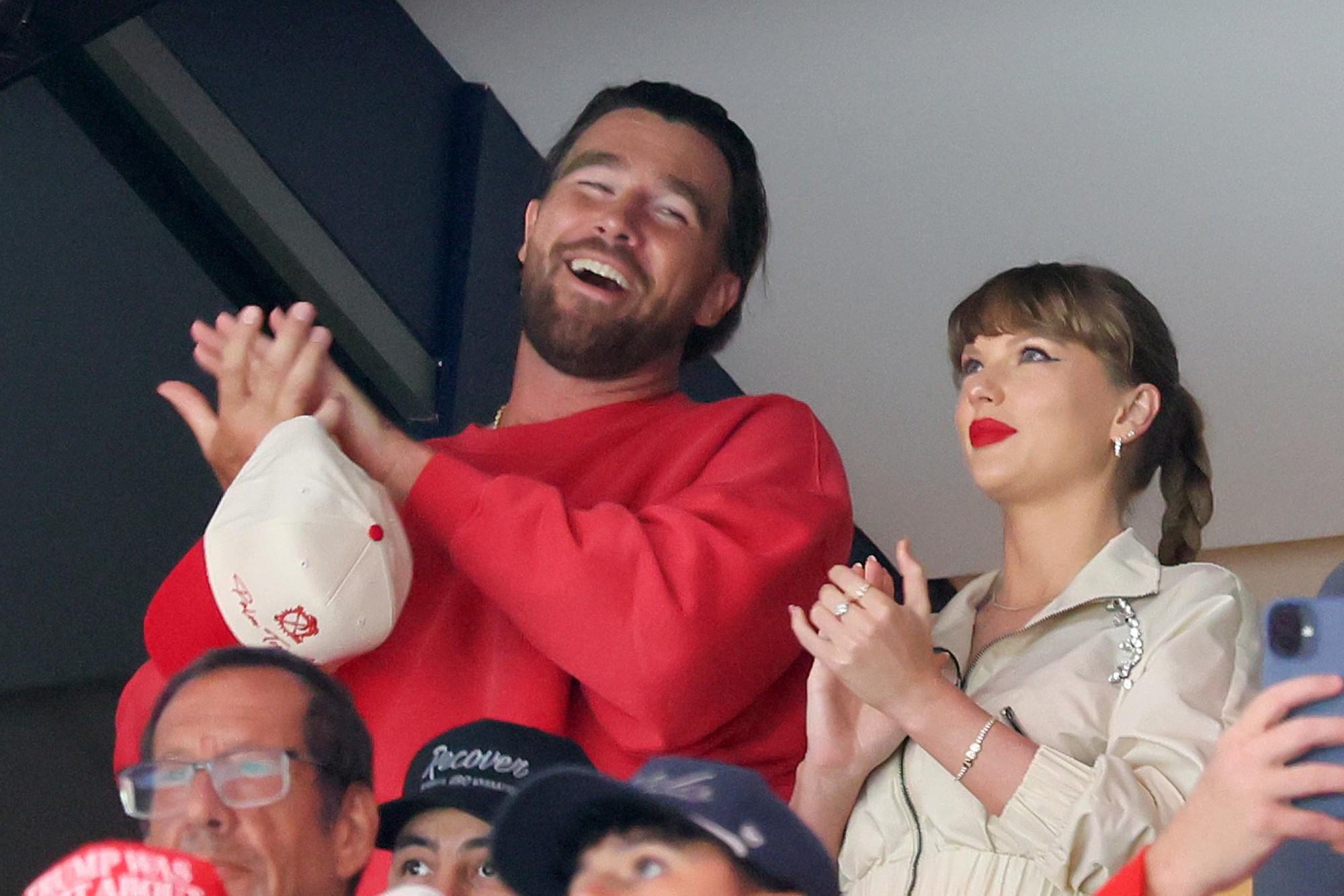 Làm bạn trai Taylor Swift khổ lắm, tất cả vì... một 