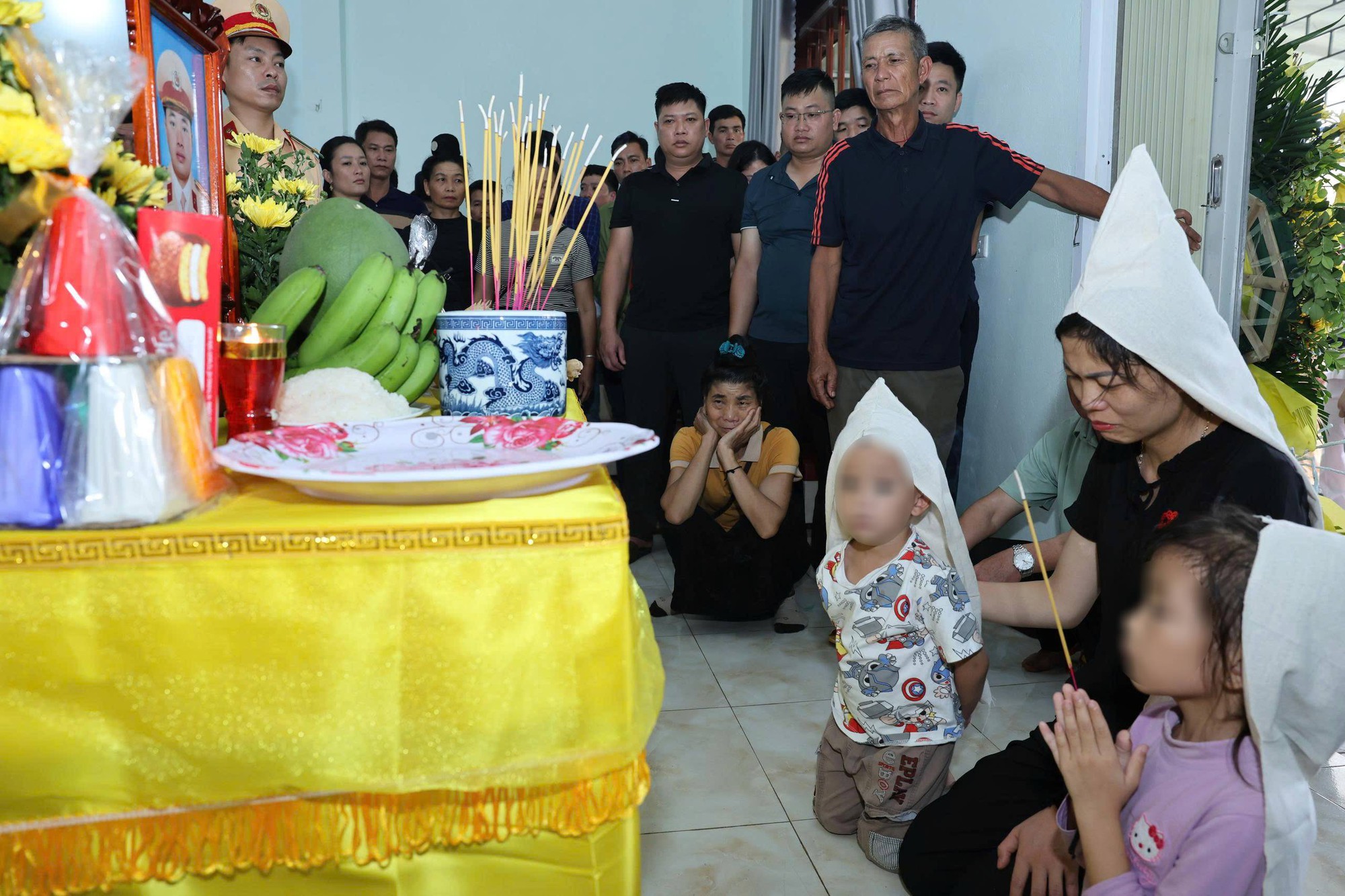 Hai đứa trẻ ngơ ngác bên di ảnh Thiếu tá cảnh sát hy sinh khi làm nhiệm vụ: "Bố đâu rồi mẹ?"- Ảnh 1.