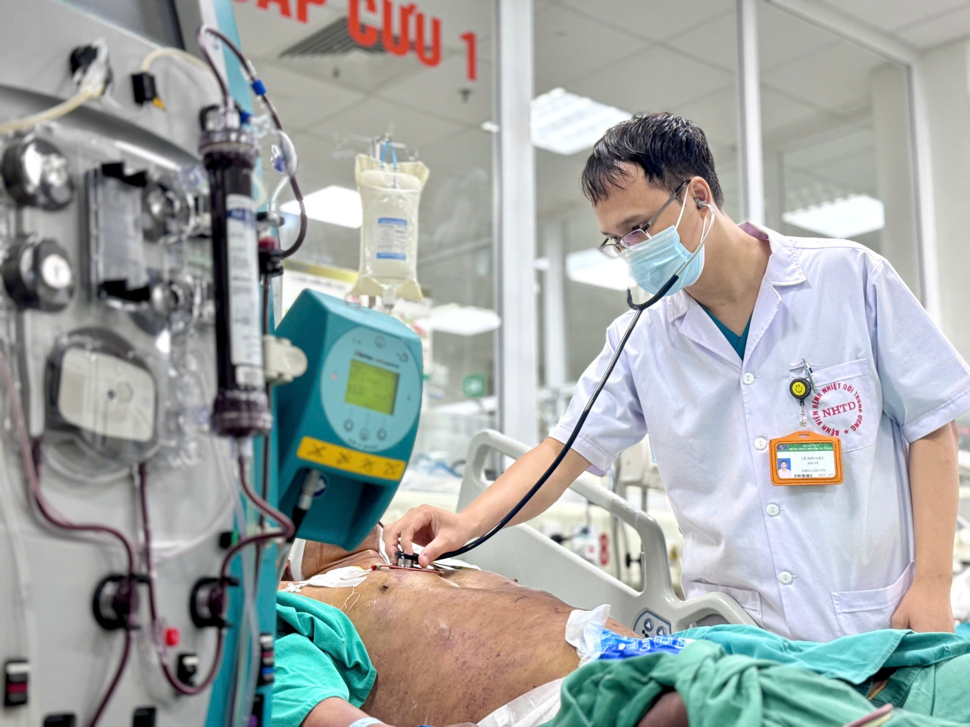 Nam thanh niên nguy kịch, phải thở máy sau khi ăn tiết canh- Ảnh 1.