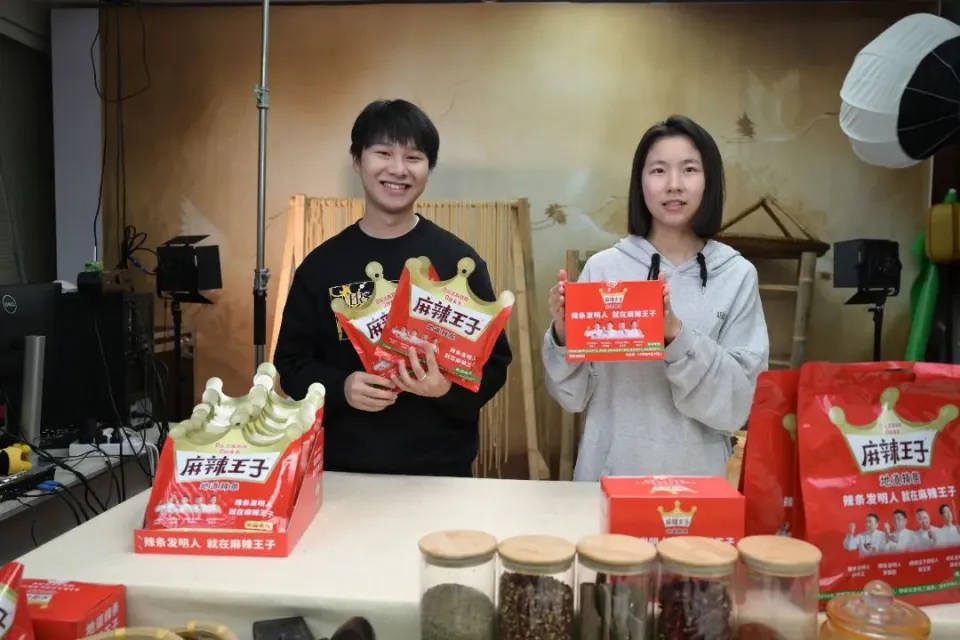 Nam sinh đến 20 tuổi mới biết bố là triệu phú: bỗng dưng trở thành "rich kid", hòn non bộ trong sân nhà đã có giá hơn 10 tỷ đồng- Ảnh 3.