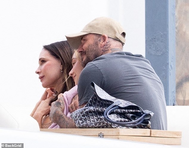 Vợ chồng con cả nhà Beckham ngồi siêu du thuyền 2.900 tỷ của nhà ngoại, 