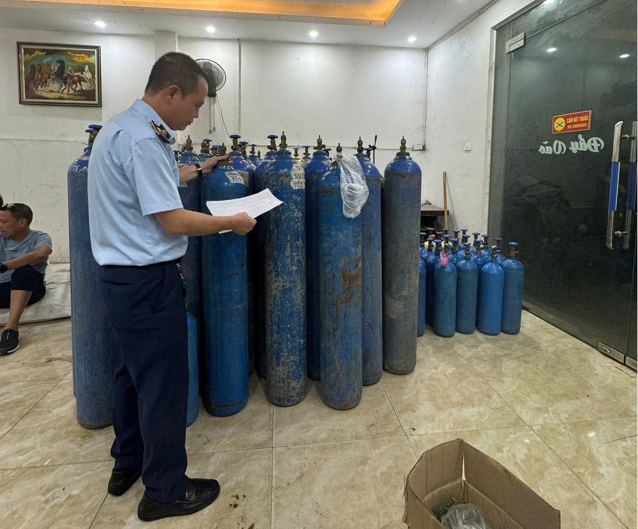 Hà Nội: Phát hiện hàng trăm bình khí cười không rõ nguồn gốc- Ảnh 1.