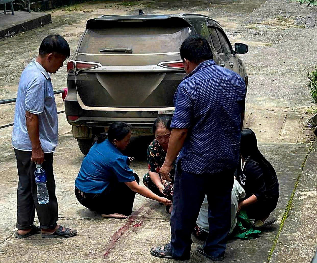 Chở người đến cấp cứu, ô tô tông bệnh nhi 2 tuổi tử vong ở trung tâm y tế- Ảnh 1.