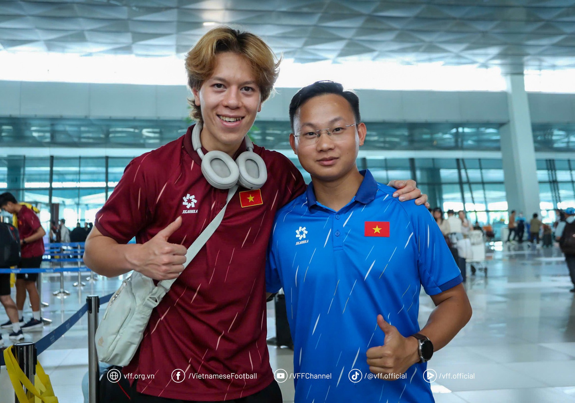U23 Việt Nam ôm cúp vô địch Đông Nam Á về nước trong hào quang rực rỡ, dàn hotboy sáng bừng cả sân bay- Ảnh 7.