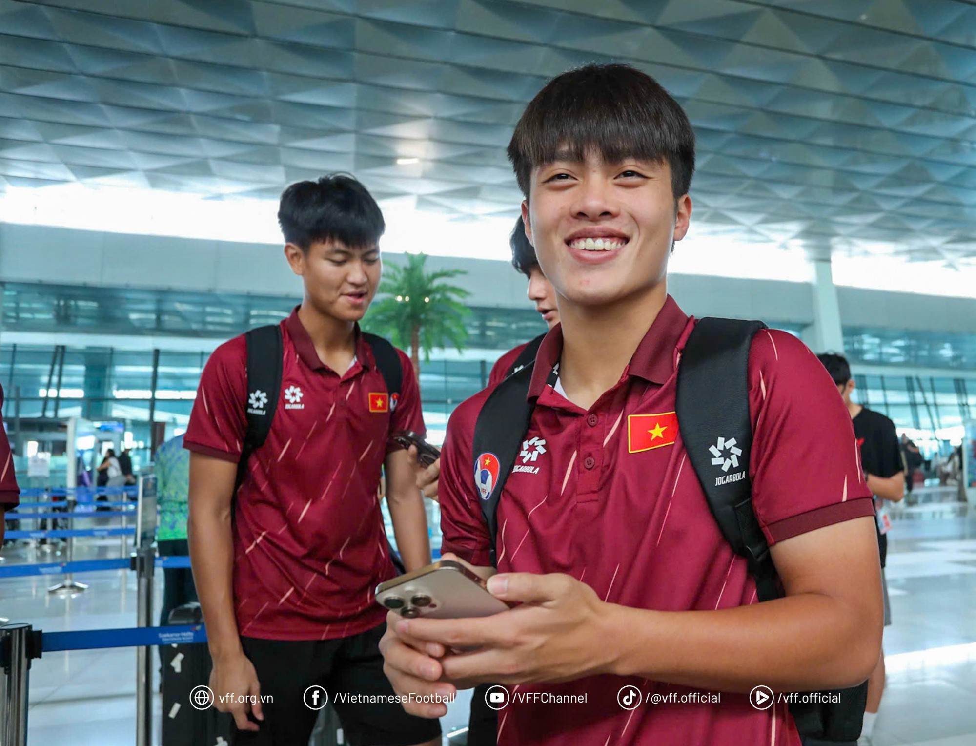 U23 Việt Nam ôm cúp vô địch Đông Nam Á về nước trong hào quang rực rỡ, dàn hotboy sáng bừng cả sân bay- Ảnh 4.