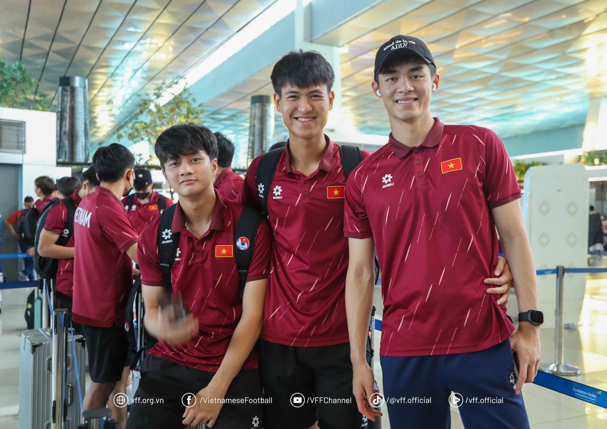 U23 Việt Nam ôm cúp vô địch Đông Nam Á về nước trong hào quang rực rỡ, dàn hotboy sáng bừng cả sân bay- Ảnh 5.