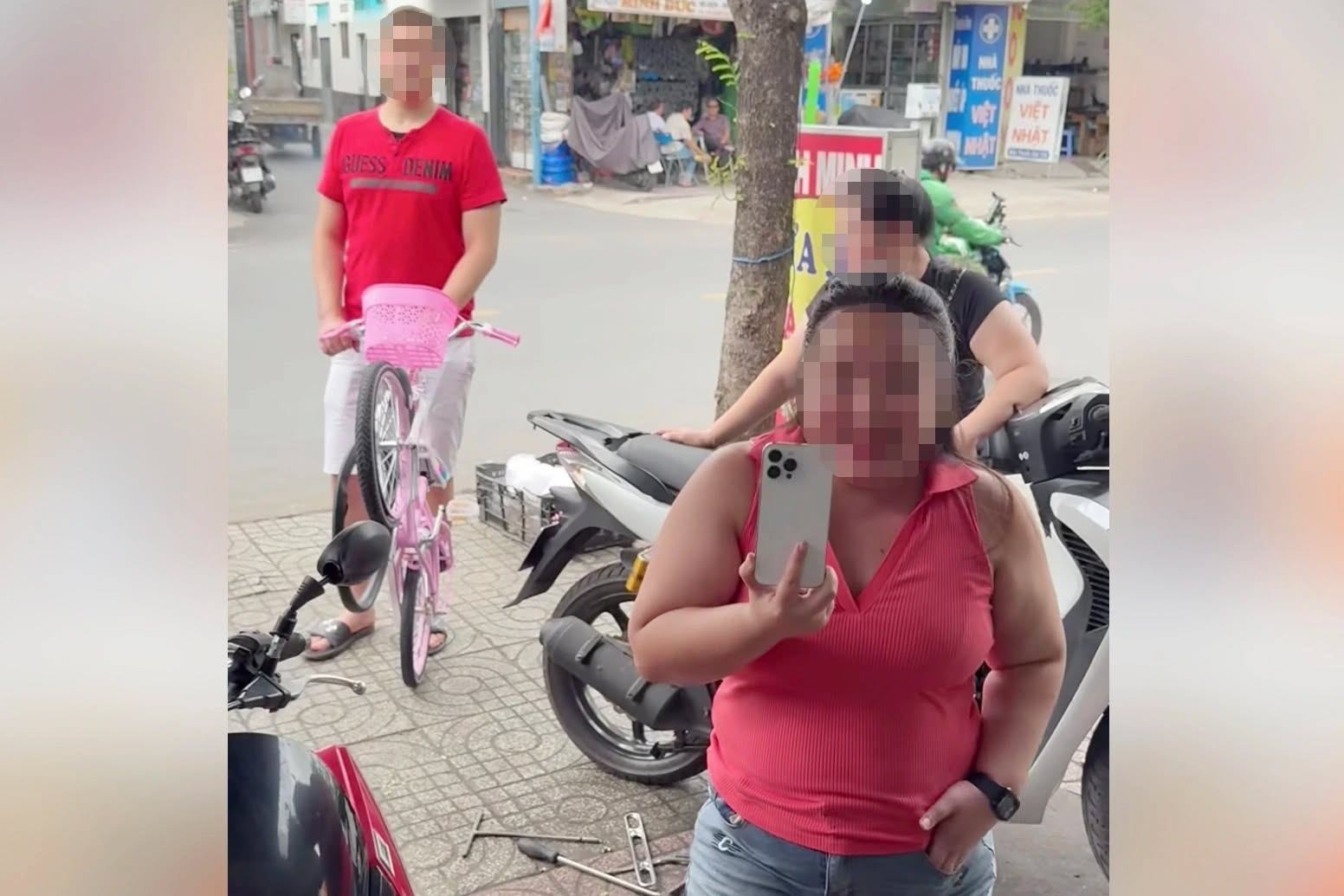 Giúp người bơm bánh xe miễn phí, chủ tiệm sửa xe ở TP.HCM bị truy hỏi, bắt đền: "Tôi nghe mà buồn thiệt"- Ảnh 1.