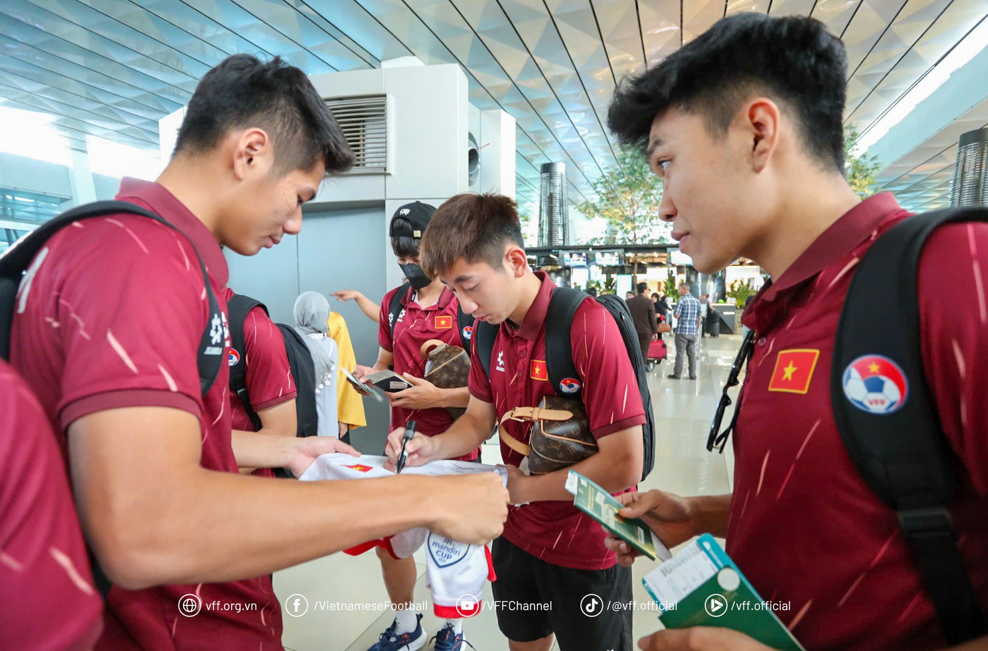 U23 Việt Nam ôm cúp vô địch Đông Nam Á về nước trong hào quang rực rỡ, dàn hotboy sáng bừng cả sân bay- Ảnh 6.