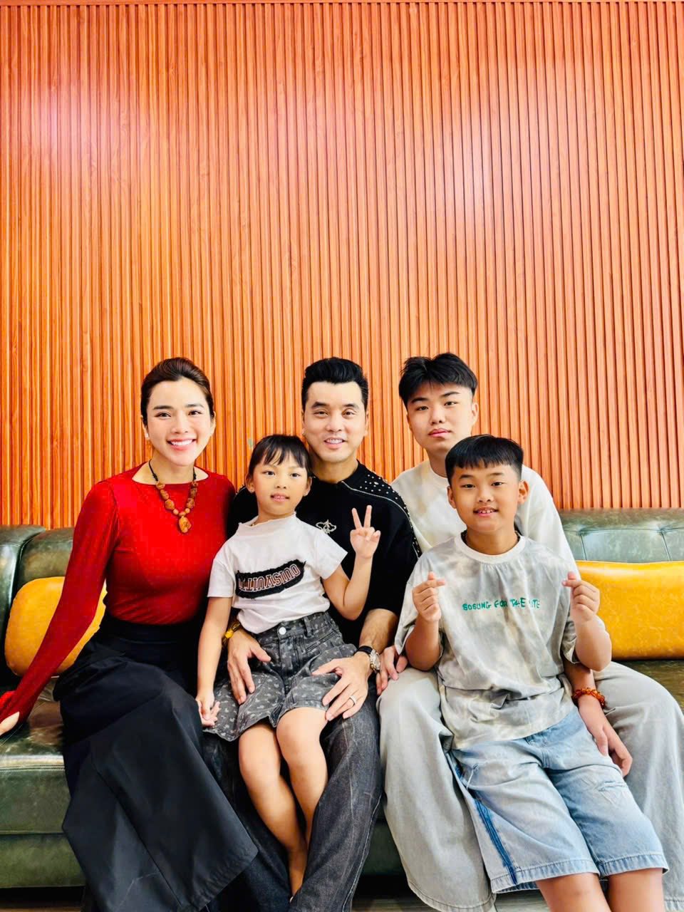 Ưng Hoàng Phúc thương con riêng của vợ như con ruột, cho con đi du học Mỹ khi đủ 18 tuổi- Ảnh 1.