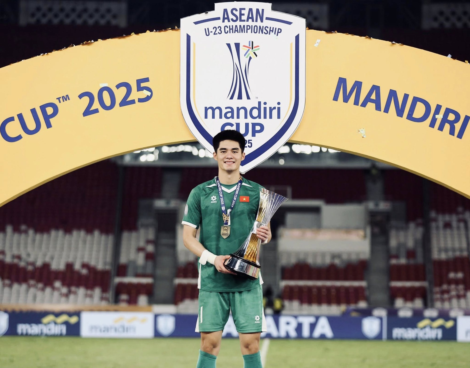 Thủ môn cao 1m91 của U23 Việt Nam lộ loạt ảnh đời thường "hết nước chấm"- Ảnh 1.