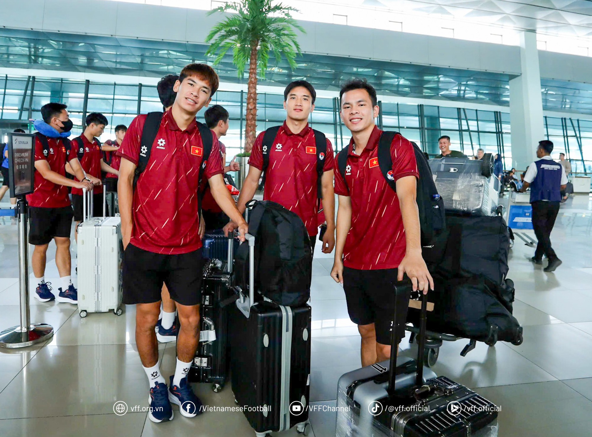 U23 Việt Nam ôm cúp vô địch Đông Nam Á về nước trong hào quang rực rỡ, dàn hotboy sáng bừng cả sân bay- Ảnh 3.