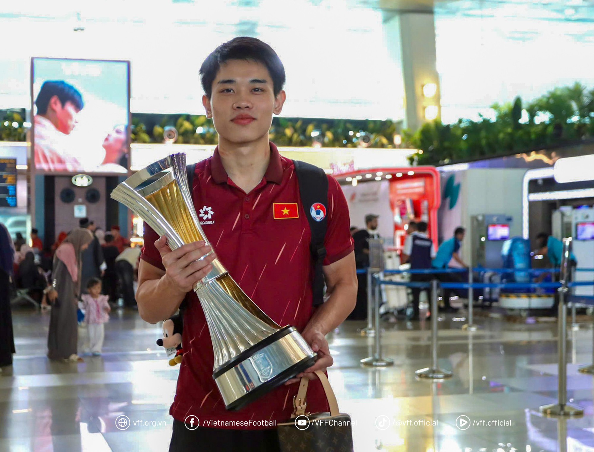 U23 Việt Nam ôm cúp vô địch Đông Nam Á về nước trong hào quang rực rỡ, dàn hotboy sáng bừng cả sân bay- Ảnh 1.