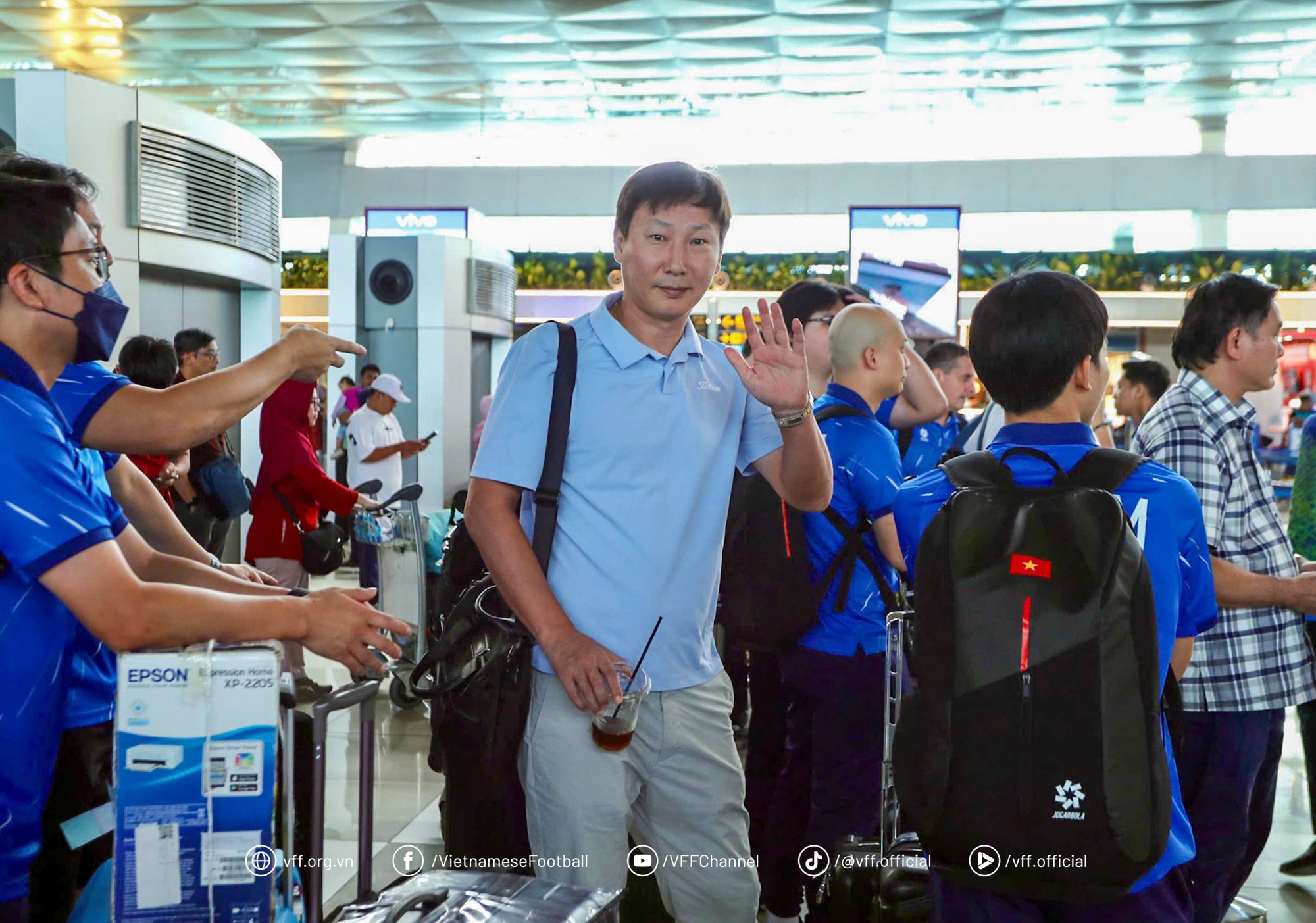 U23 Việt Nam ôm cúp vô địch Đông Nam Á về nước trong hào quang rực rỡ, dàn hotboy sáng bừng cả sân bay- Ảnh 2.
