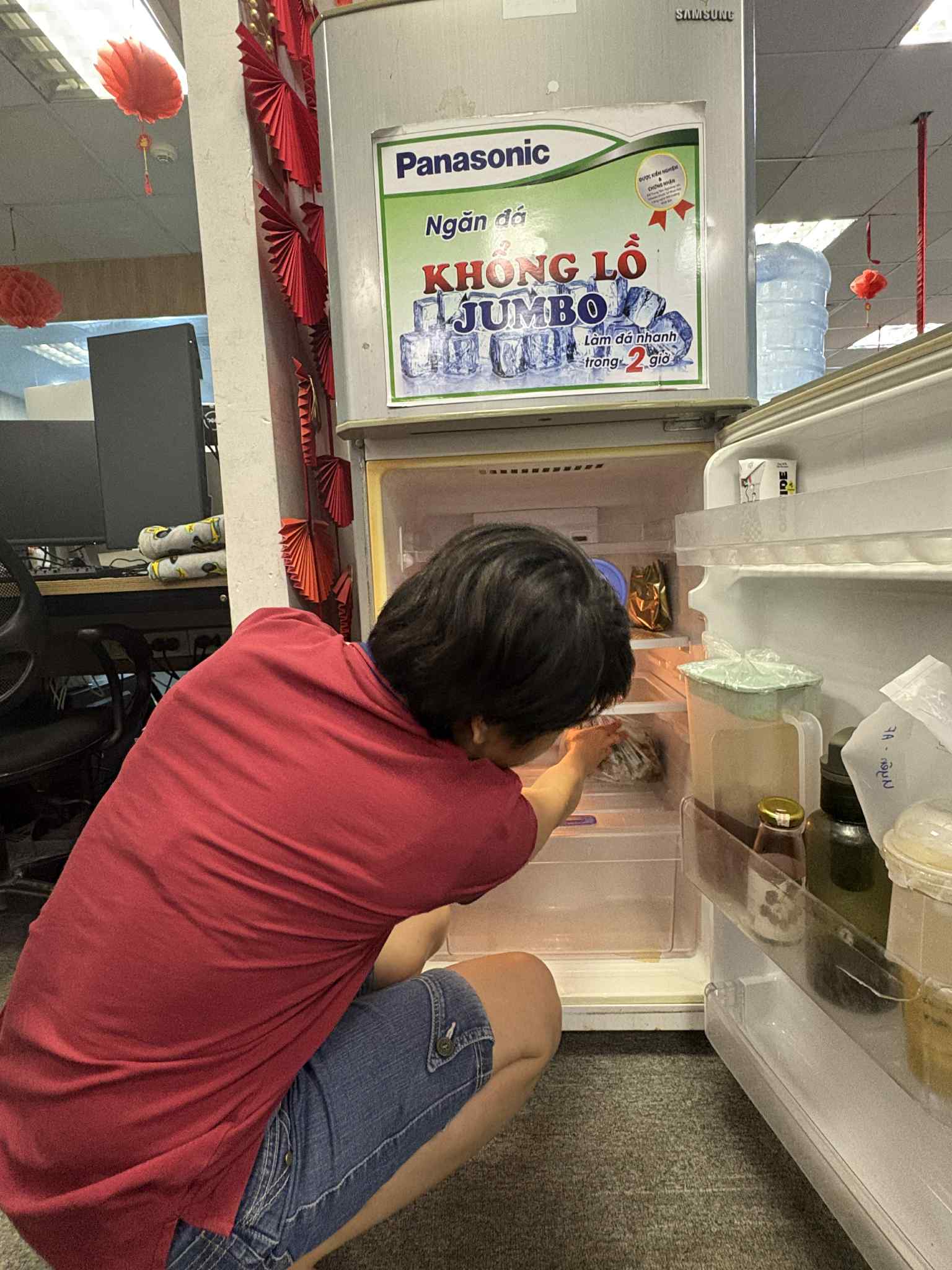 Tủ lạnh văn phòng thời bão giá: Cơm "cặp lồng" thay cho cơm hàng và nỗi lo 'hộp cá kho không cánh mà bay'!- Ảnh 3.