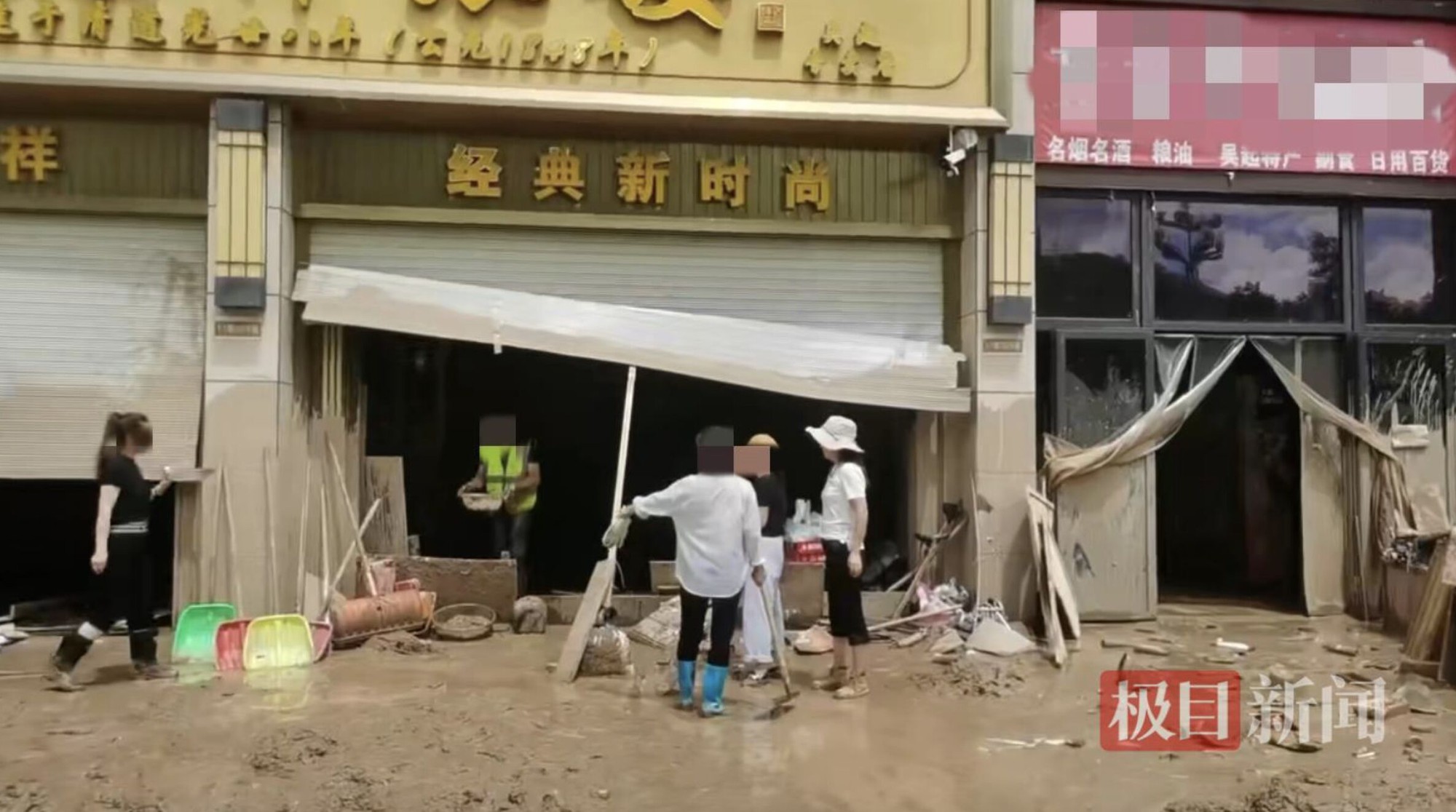 Trung Quốc: Tiệm kim hoàn bị lũ cuốn trôi 20kg vàng, dân làng đổ xô đi "hôi của", mang theo cả máy dò kim loại- Ảnh 1.