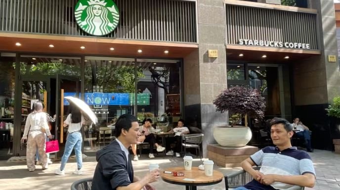 Starbucks tìm kiếm đối tác Trung Quốc, chấp nhận bán cổ phần: Cuộc đại tu lớn chưa từng có!- Ảnh 1.