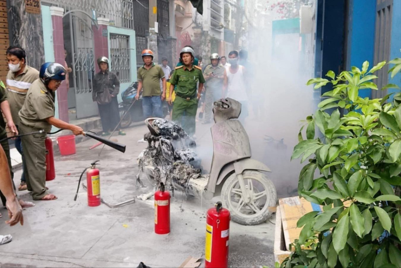 Cảnh sát kịp thời cứu 2 chị em mắc kẹt trong ngôi nhà cháy ngùn ngụt- Ảnh 6.