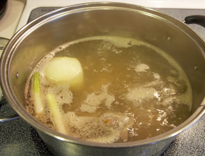 Có nên dùng nước luộc thịt để nấu canh?- Ảnh 1.