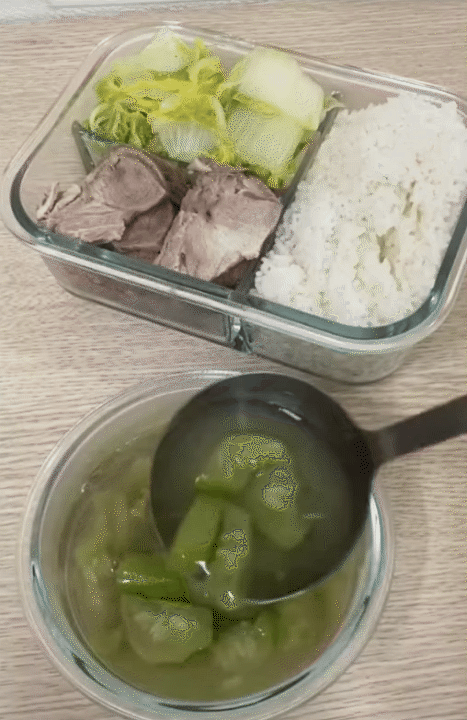 Tủ lạnh văn phòng thời bão giá: Cơm "cặp lồng" thay cho cơm hàng và nỗi lo 'hộp cá kho không cánh mà bay'!- Ảnh 2.