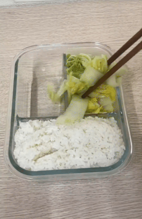 Tủ lạnh văn phòng thời bão giá: Cơm "cặp lồng" thay cho cơm hàng và nỗi lo 'hộp cá kho không cánh mà bay'!- Ảnh 1.
