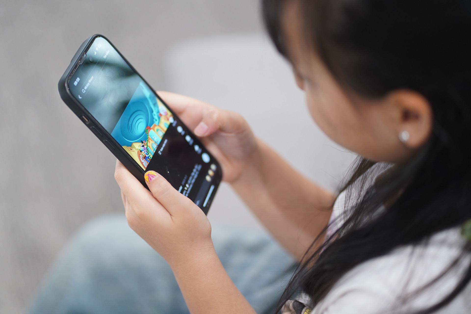 Cấm trẻ dưới 16 tuổi truy cập YouTube- Ảnh 1.