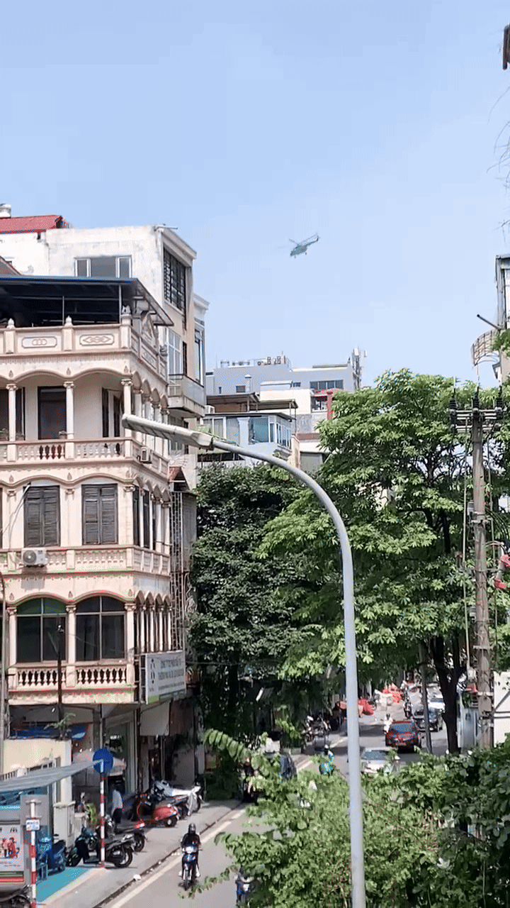 Clip ngay lúc này tại Hà Nội: Quá bất ngờ vì máy bay rộn ràng ngay sát đầu, không khí 2/9 háo hức lắm rồi!- Ảnh 2.