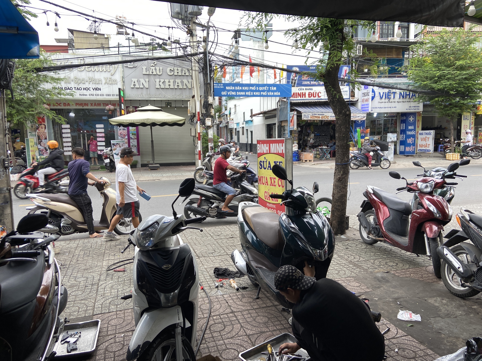 Giúp người bơm bánh xe miễn phí, chủ tiệm sửa xe ở TP.HCM bị truy hỏi, bắt đền: "Tôi nghe mà buồn thiệt"- Ảnh 2.