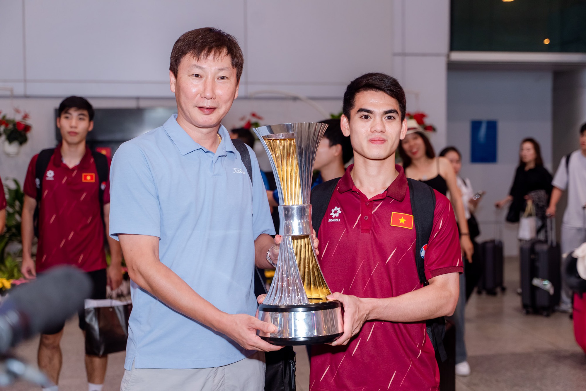 Nóng: U23 Việt Nam đã mang cúp vô địch về TP.HCM, hotboy Đình Bắc khiến fan xót xa với vết thương trên cổ- Ảnh 4.