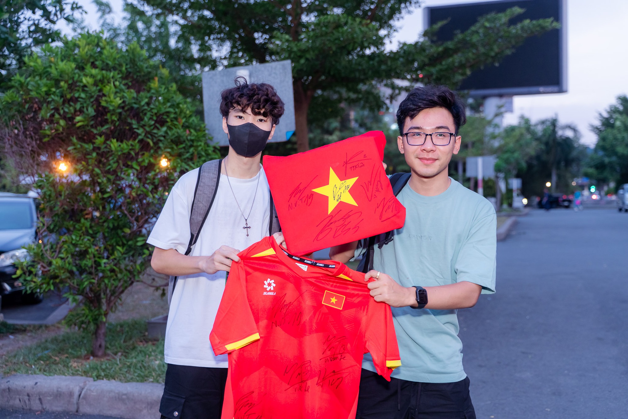 Nóng: U23 Việt Nam đã mang cúp vô địch về TP.HCM, hotboy Đình Bắc khiến fan xót xa với vết thương trên cổ- Ảnh 7.