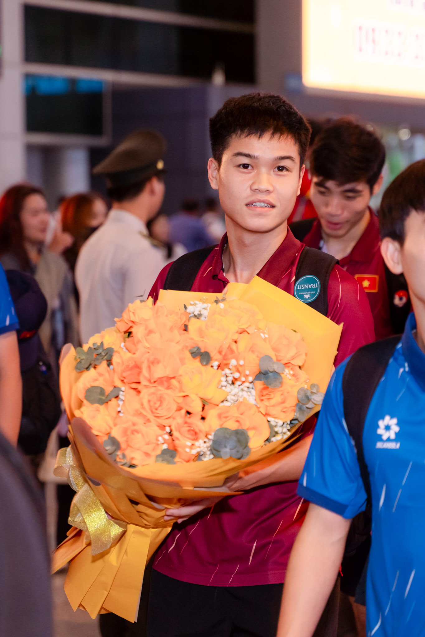 Nóng: U23 Việt Nam đã mang cúp vô địch về TP.HCM, hotboy Đình Bắc khiến fan xót xa với vết thương trên cổ- Ảnh 6.