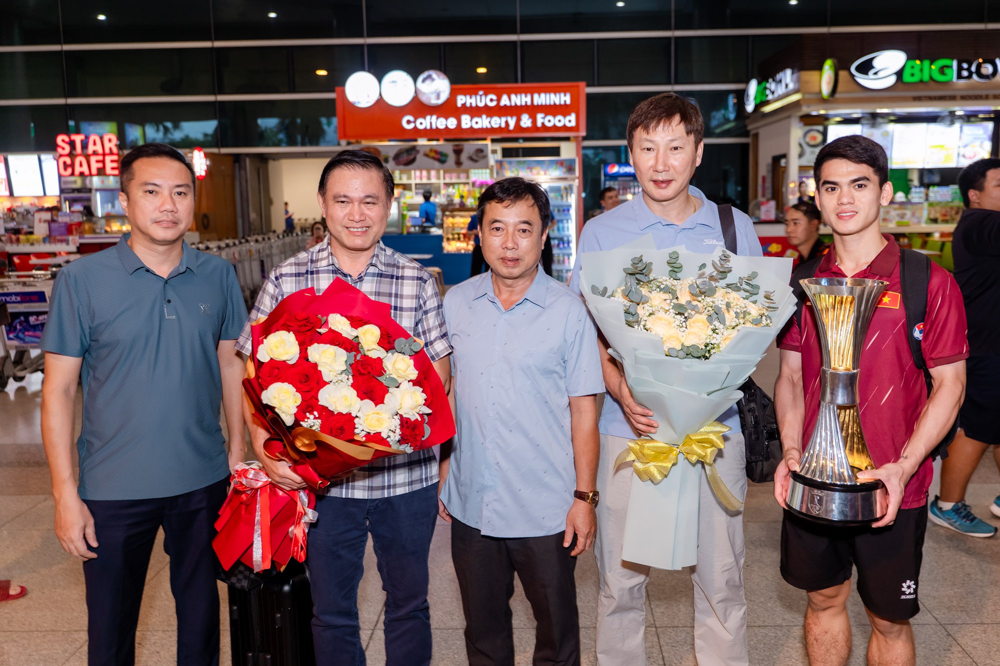 Nóng: U23 Việt Nam đã mang cúp vô địch về TP.HCM, hotboy Đình Bắc khiến fan xót xa với vết thương trên cổ- Ảnh 5.