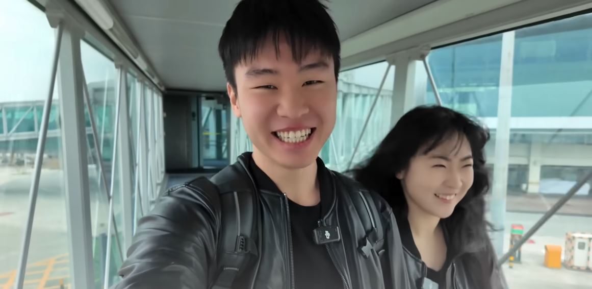 Khách Trung Quốc vừa đến Việt Nam đã đi ăn 1 món lề đường, cười tít mắt vì quá mê- Ảnh 1.