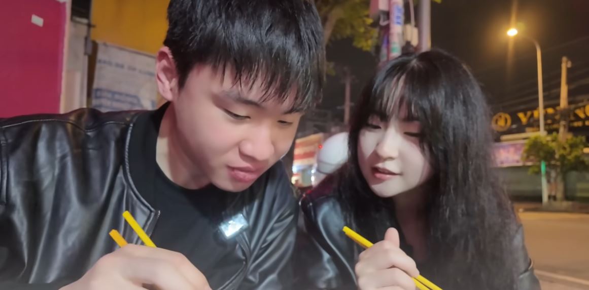 Khách Trung Quốc vừa đến Việt Nam đã đi ăn 1 món lề đường, cười tít mắt vì quá mê- Ảnh 6.