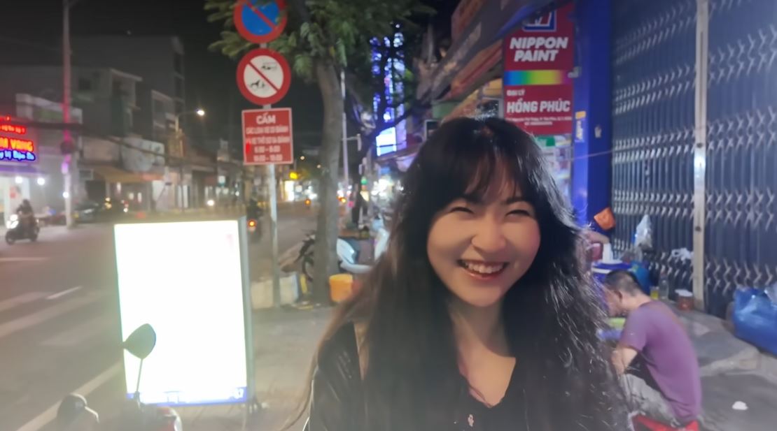 Khách Trung Quốc vừa đến Việt Nam đã đi ăn 1 món lề đường, cười tít mắt vì quá mê- Ảnh 2.
