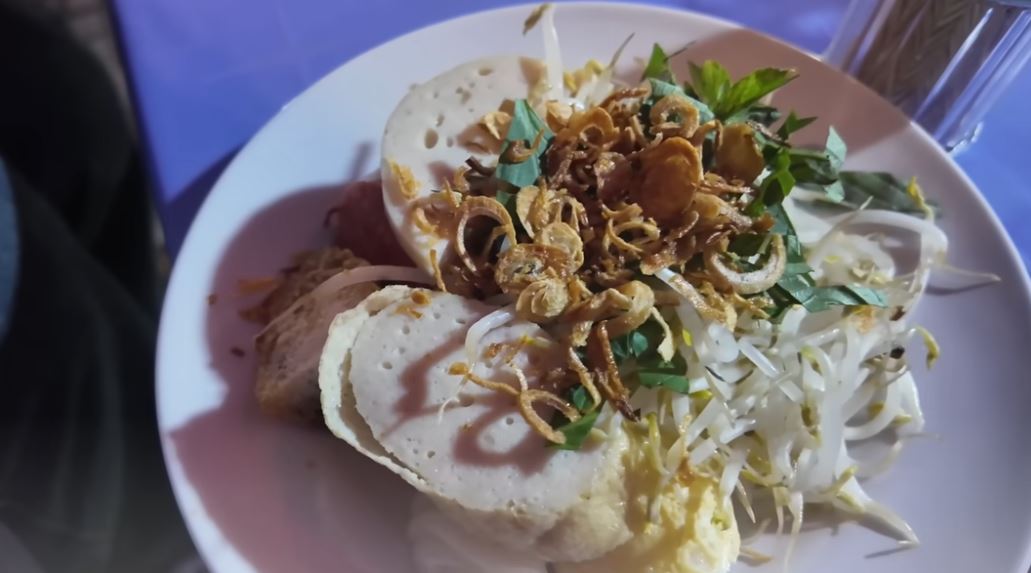 Khách Trung Quốc vừa đến Việt Nam đã đi ăn 1 món lề đường, cười tít mắt vì quá mê- Ảnh 3.